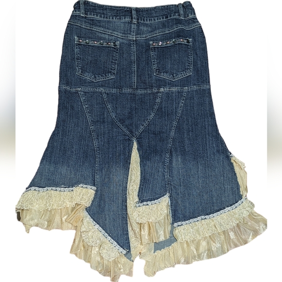Elegant High-Low Denim Skirt with Lace Details - Picture 6 of 12